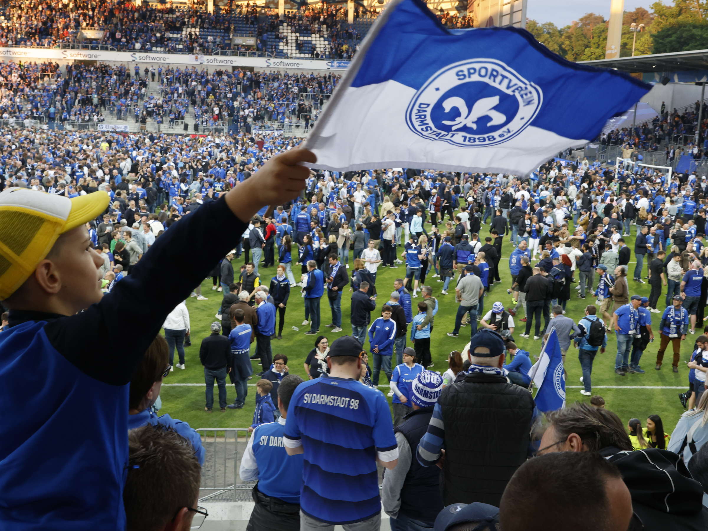 31813958-ausgelassene-aufstiegsfreude-in-blau-weiss-im-stadion-am-boellenfalltor-in-darmstadt-1ee9.jpg